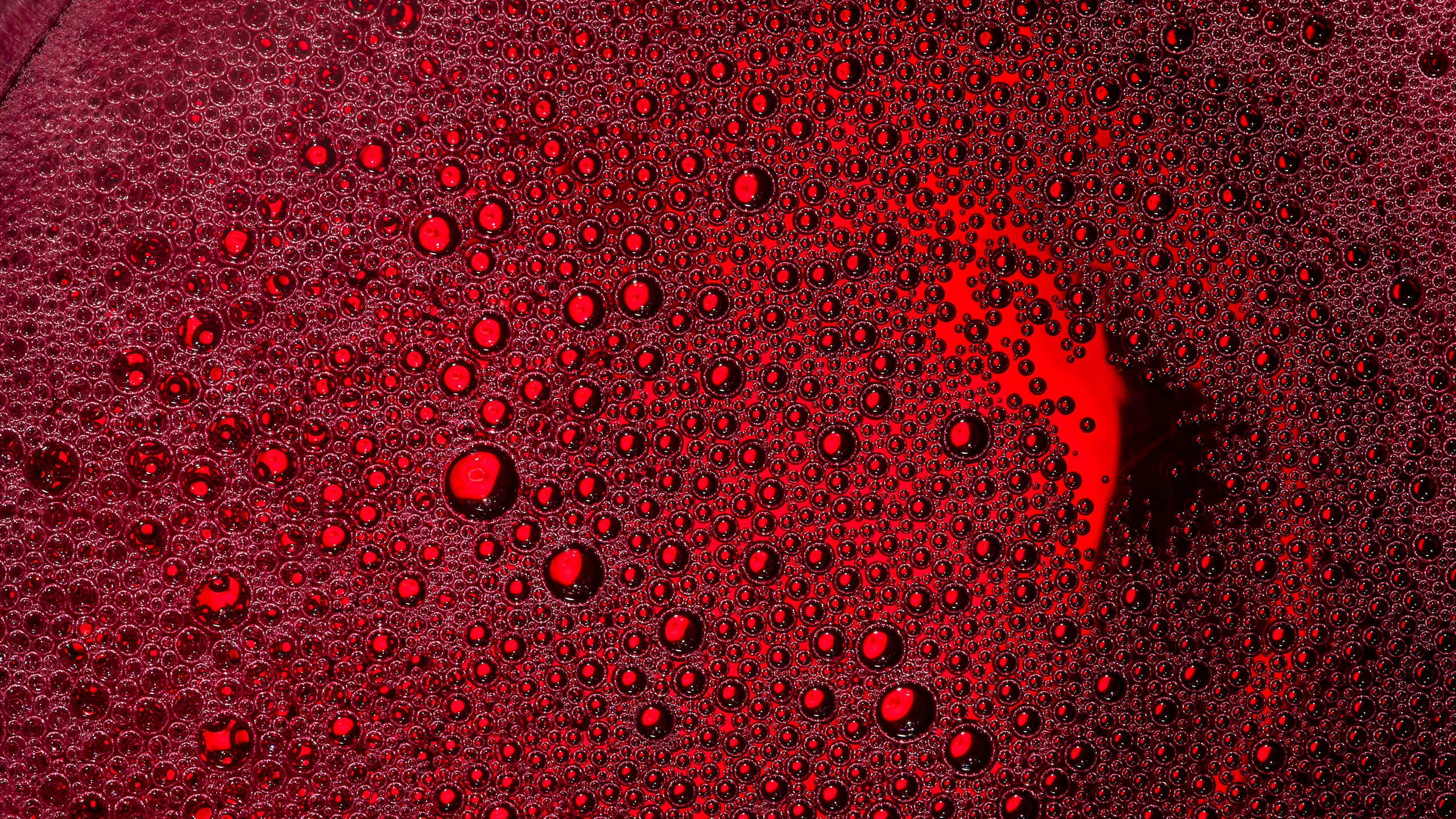 Красные пузырьки. Красный цвет фон. Текстура вина. Красная текстура.