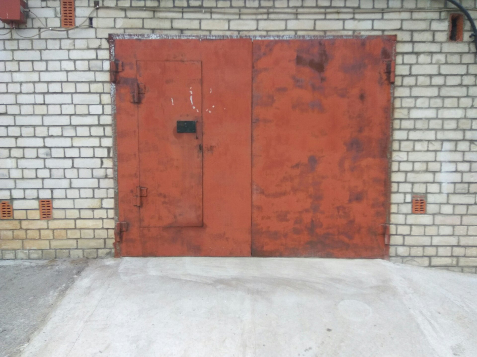 Куплю гараж черемушки. Старые ворота гаража. Гаражные ворота советские. Дверь старого гаража. Ворота старого гаража.