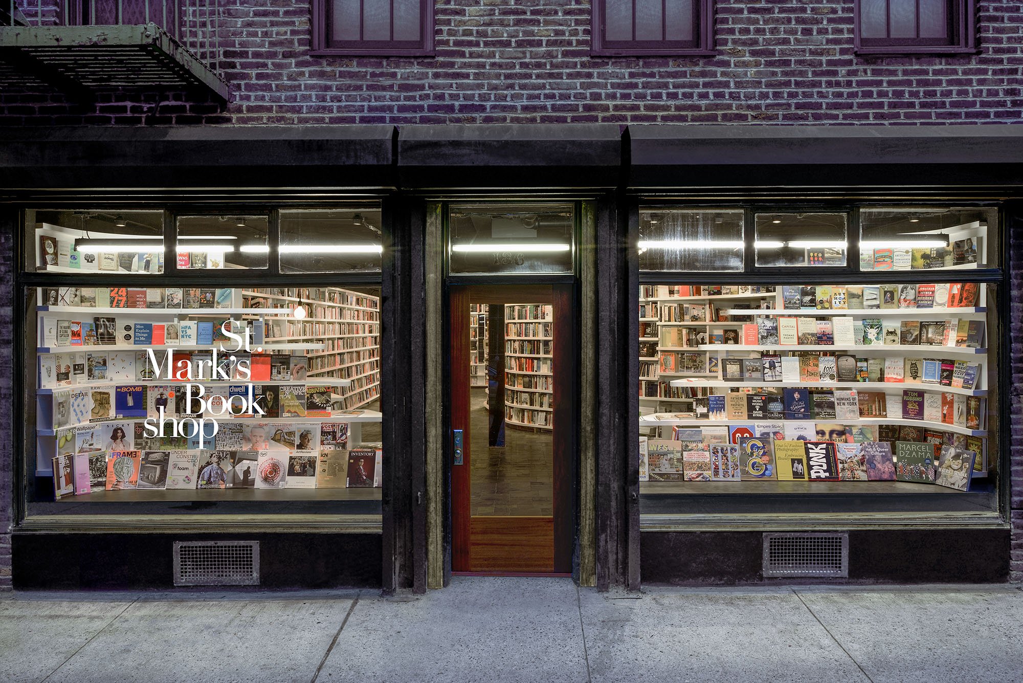 Книжный магазин архитектура. Книжные магазины Нью-Йорка. Витрина книжного магазина. Витрина конного магазина. Небольшой книжный магазин.