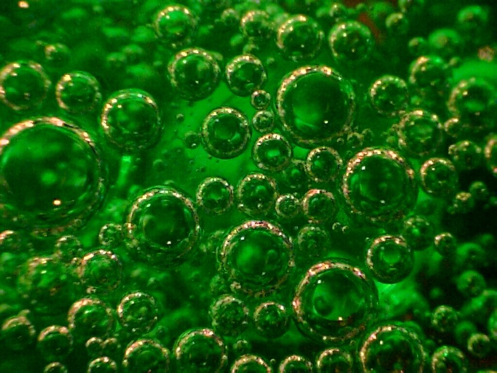 Водные растения пузырьки. Зеленые пузырьки. Зеленая вода. Пузырьки газировки. Фон пузырьки.