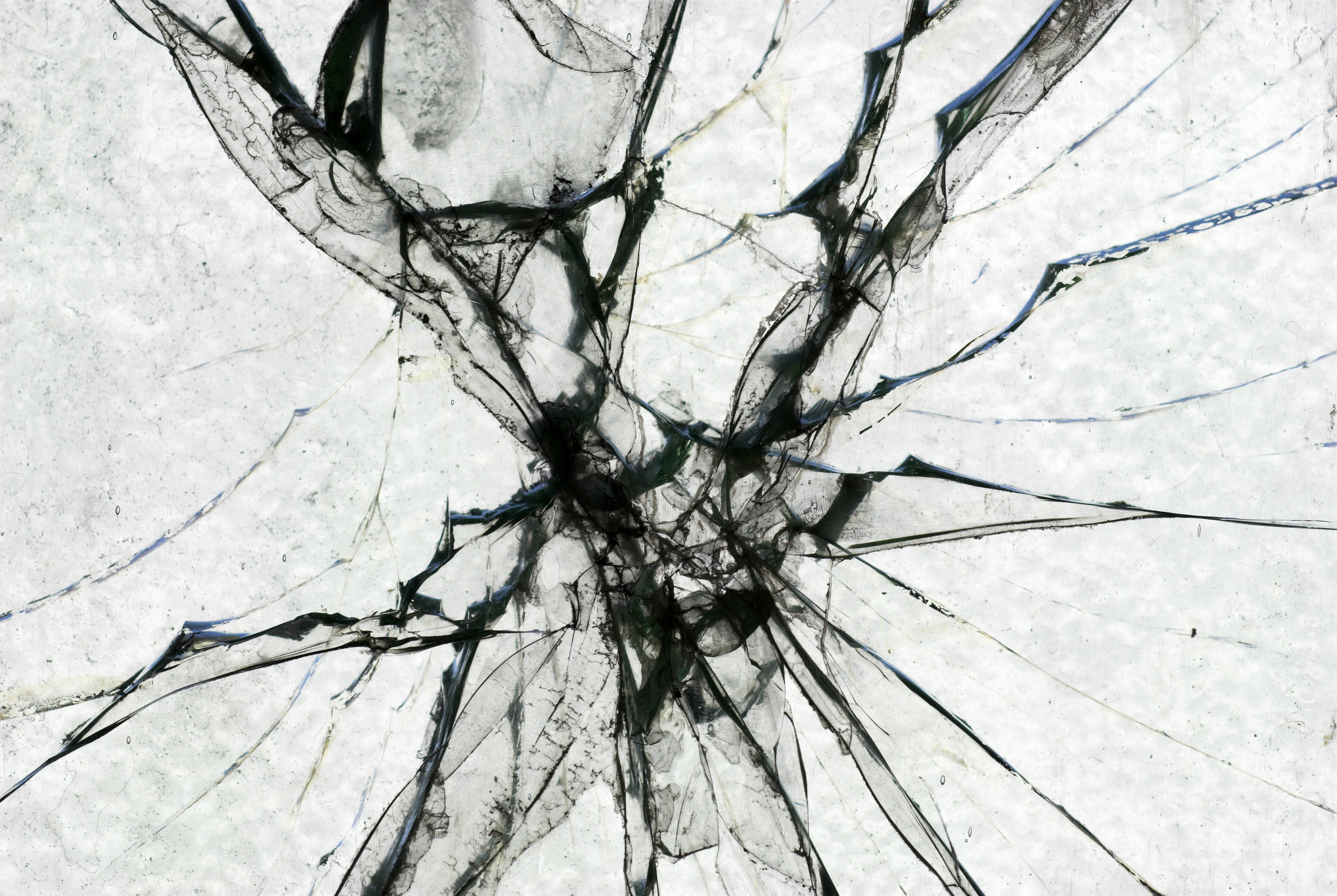 Broken drummatrg. Треснутое стекло. Текстура разбитого стекла. Трещина на стекле текстура. Трещины на черном фоне.