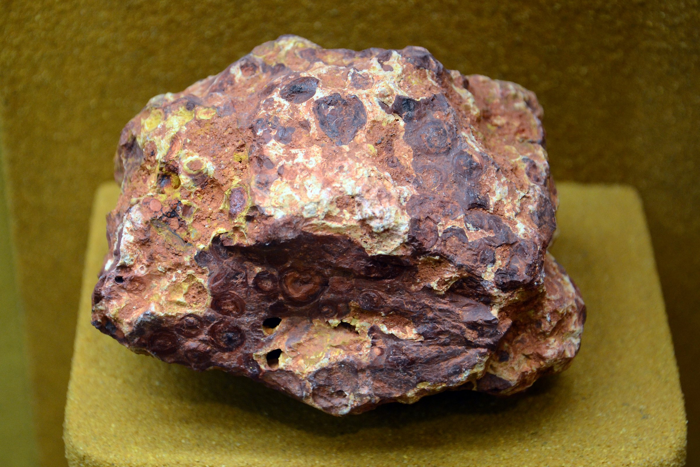 Алюминиевые руды полезные ископаемые. Боксит минерал. Боксит камень. Алюминий руды боксит. Боксит Горная порода.