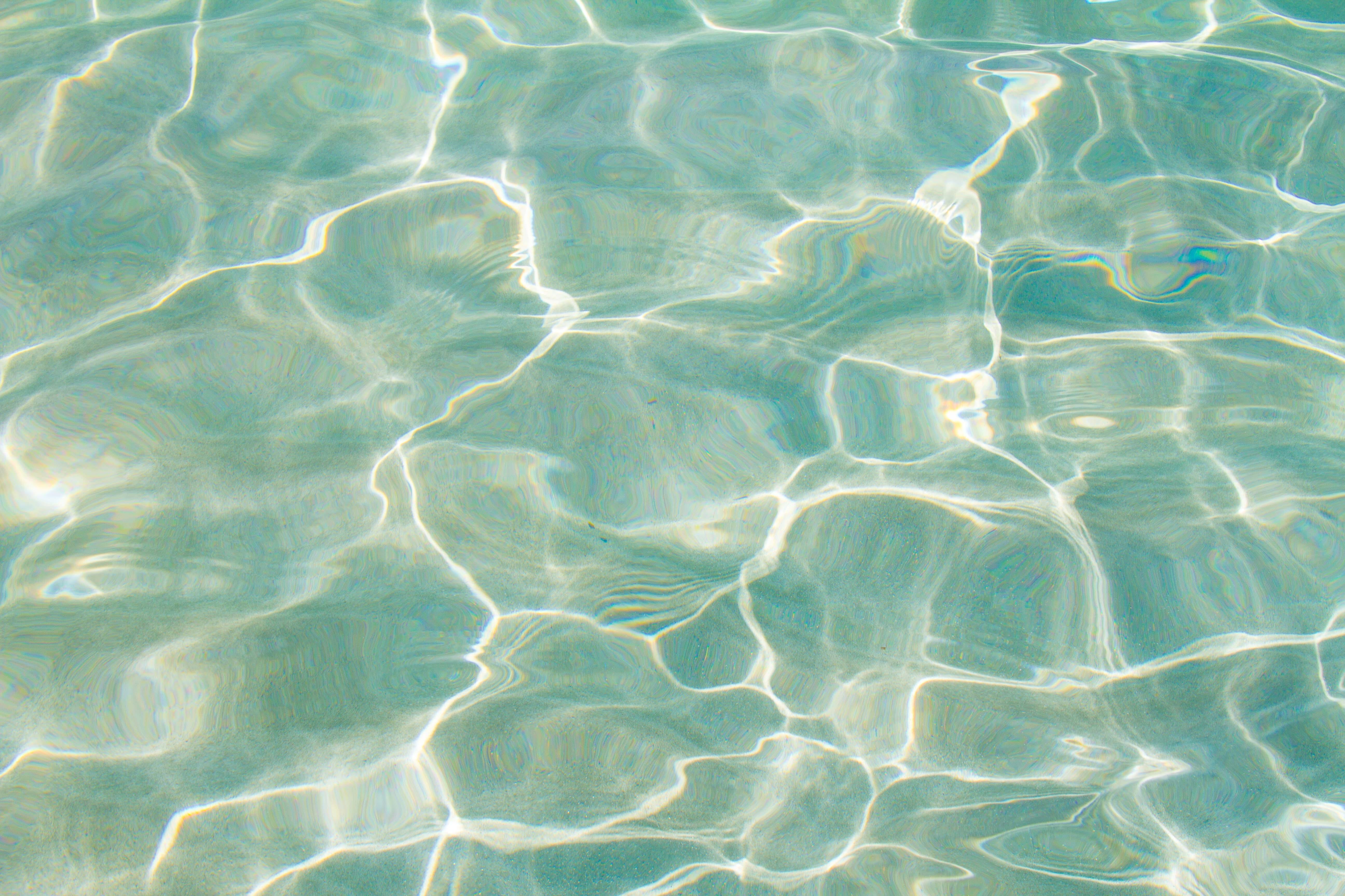 В прозрачной воде снуют. Прозрачное море. Море сверху. Бирюзовая прозрачная вода. Голубая прозрачная вода.