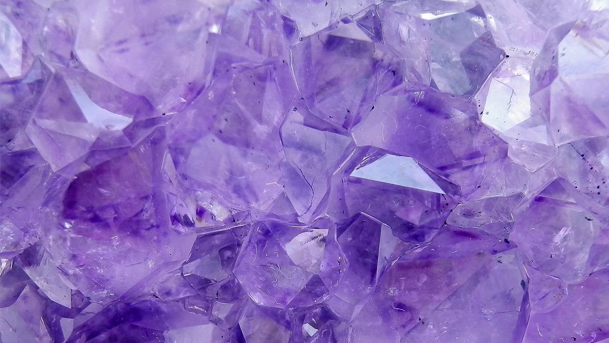 Фиолетовый камень фон