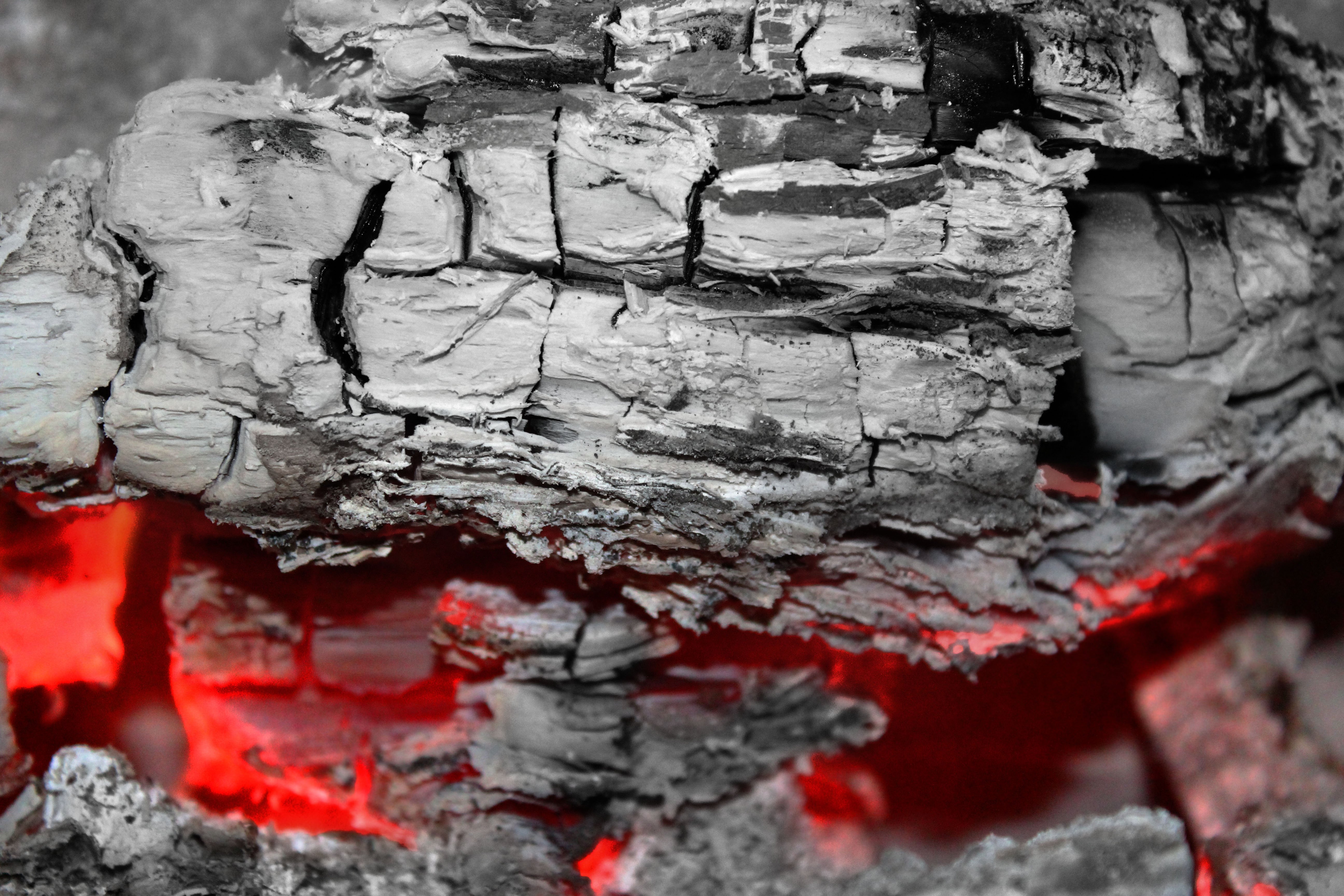 Раскаленные трещины. Обугленное дерево. Фактура сгоревшего дерева. Обгорелое дерево текстура. Текстура сгоревшего дерева.