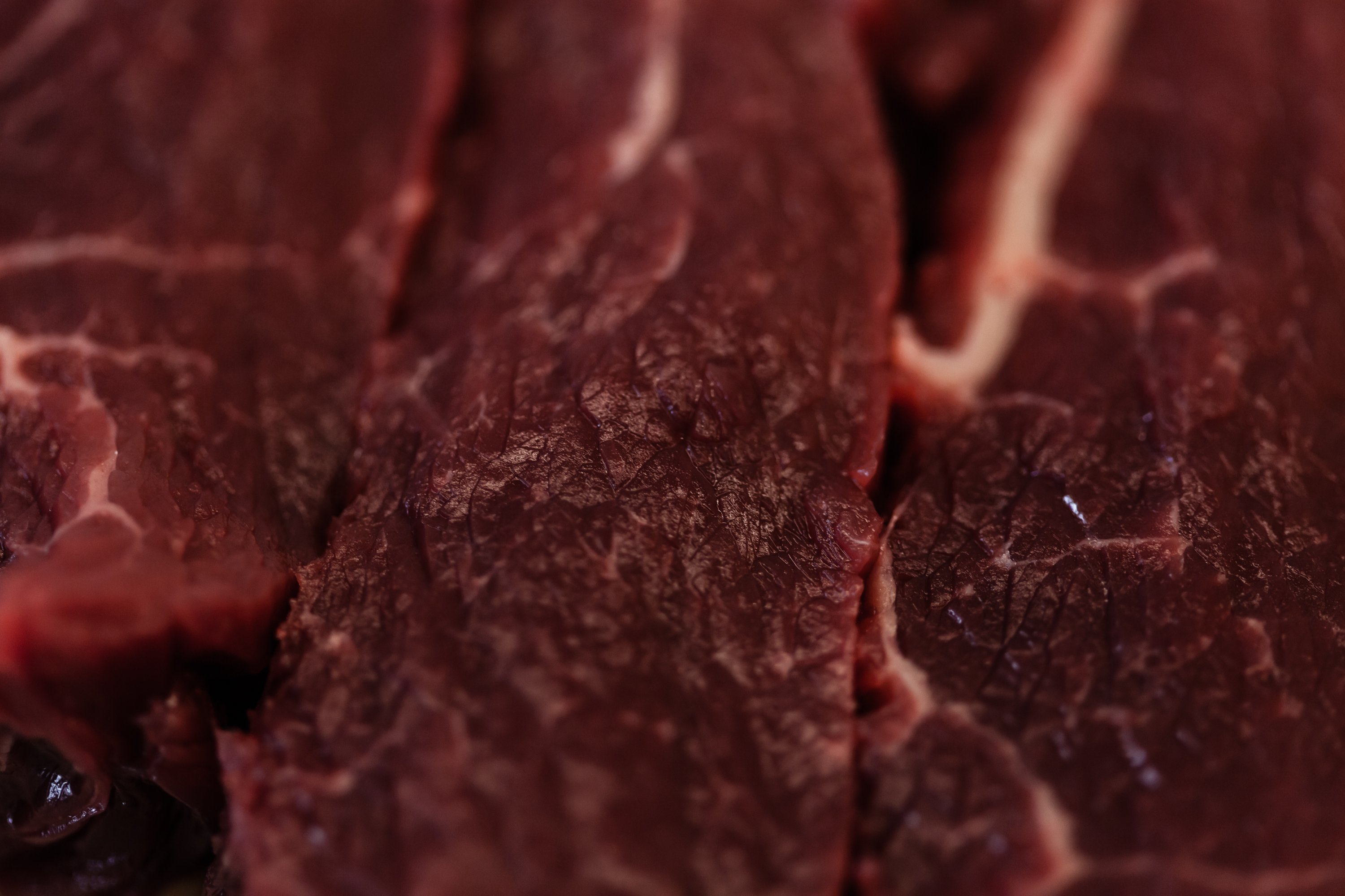 В мясе есть кровь. Темное мясо. Текстура жареного мяса.