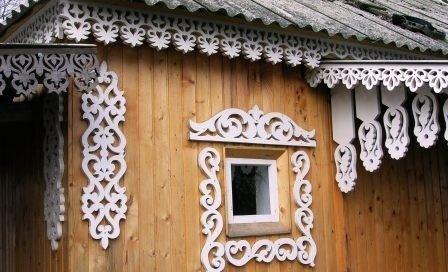 Прорезная резьба по дереву наличники