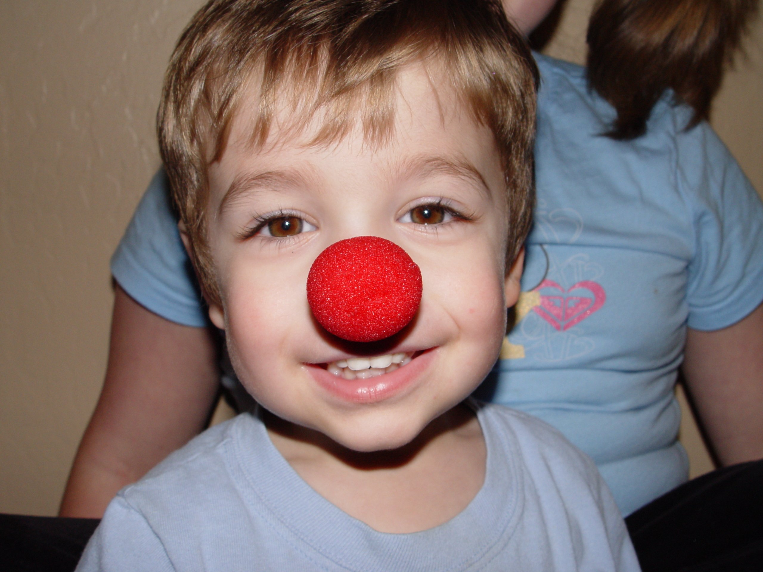 Игра красный нос. Красный нос. Клоунский нос. Красный клоунский нос. Клоунский шарик на нос.