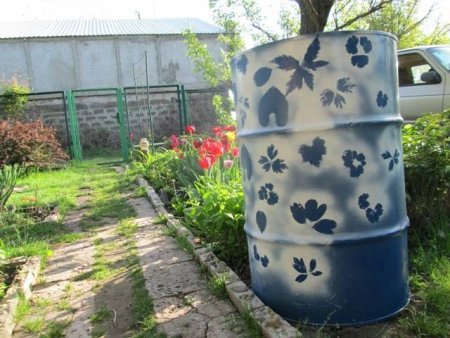 Разрисованные бочки на даче