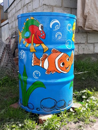 Разрисованные бочки на даче