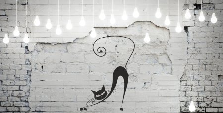 Декор на фоне белой кирпичной стены