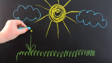 Рисование мелом на доске для детей 2-3 лет