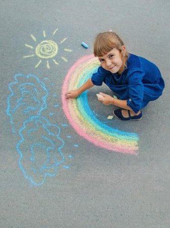 Рисование мелками на асфальте