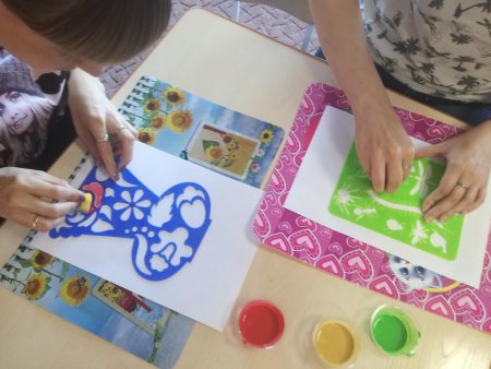 Рисование с помощью трафарета