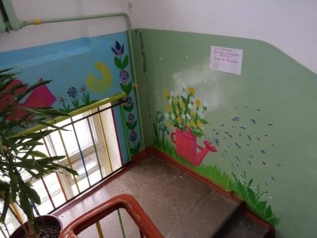 Украшение стен в подъезде