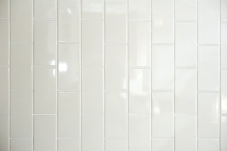 Белая вертикальная плитка