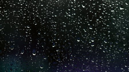 Капли воды на стекле