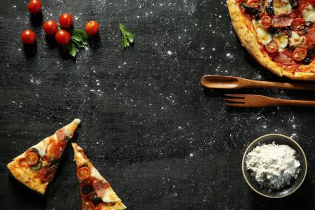Пицца на темном фоне