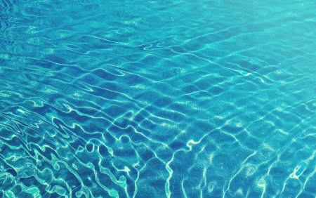 Голубая прозрачная вода