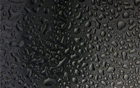 Капли воды на сером фоне