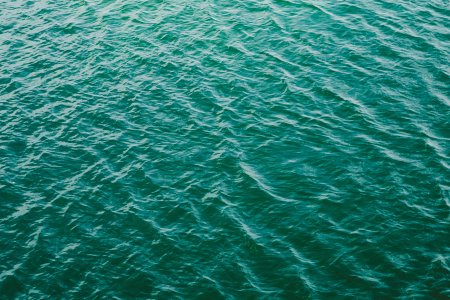 Голубая вода в бассейне
