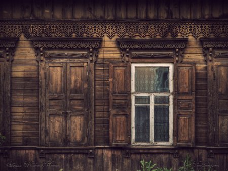 Окно в Старом деревянном доме