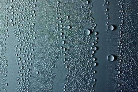 Капли на стекле