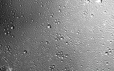Капли воды на стекле