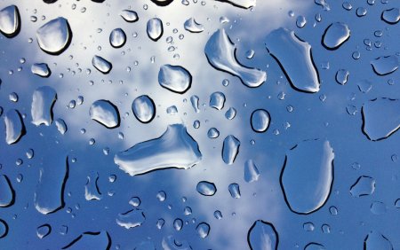 Капли воды на стекле