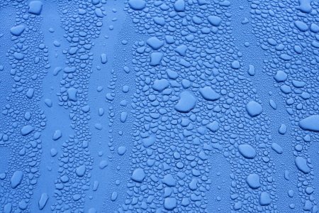 Капли воды на стекле
