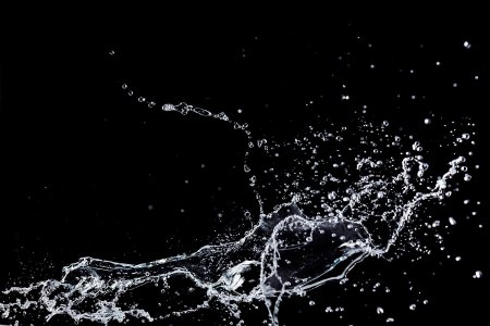 Брызги воды на черном фоне