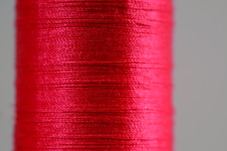 Нитки красные черные