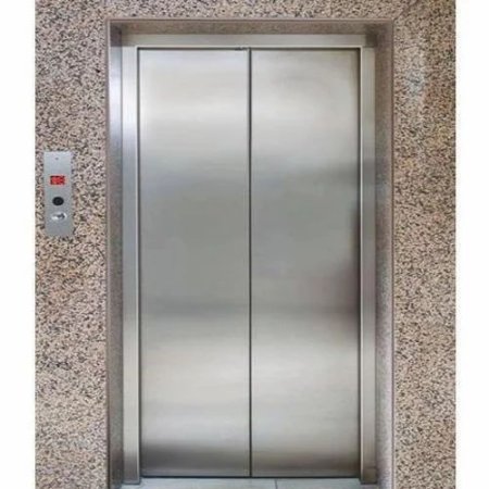 Лифт с железной дверью