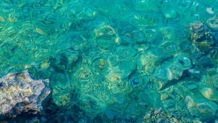 Прозрачная вода вид сверху