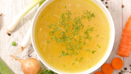 Куриный бульон с яйцом и зеленью