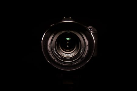 Фотоаппарат на темном фоне