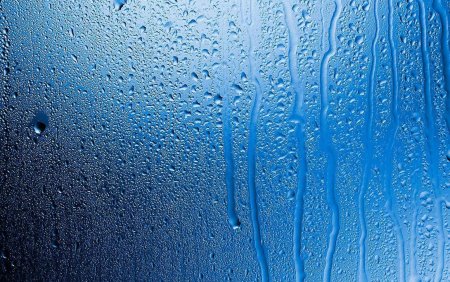 Капли воды на стекле