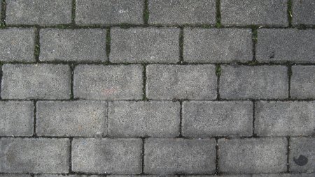 Кирпич на асфальте