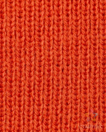 Красное вязаное полотно