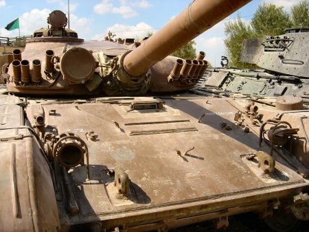 Взорванный танк на белом фоне