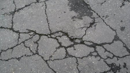 Потрескавшийся асфальт