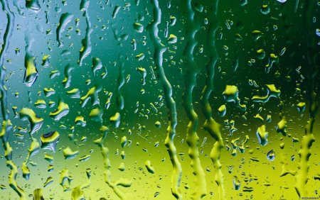 Капли воды на стекле