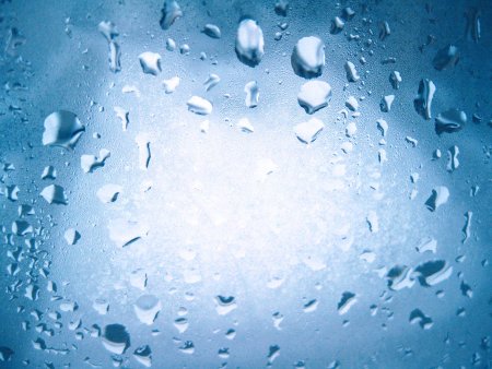 Капельки воды на стекле