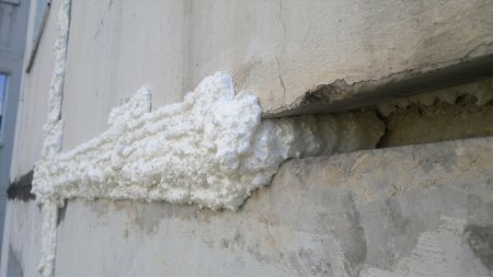 Заделывание щели пеной монтажной