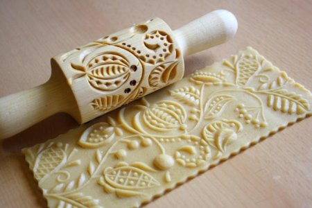 Резьба по дереву, скалка с узором