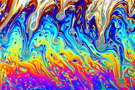 Бензиновые разводы на воде
