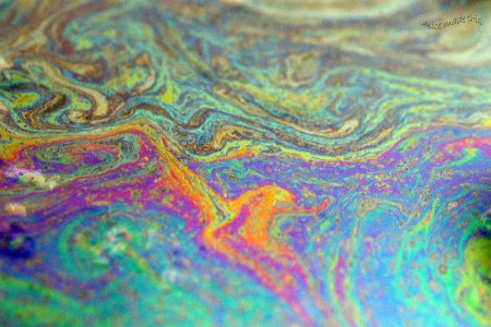 Бензиновые разводы на воде