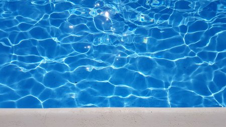 Голубая вода в бассейне