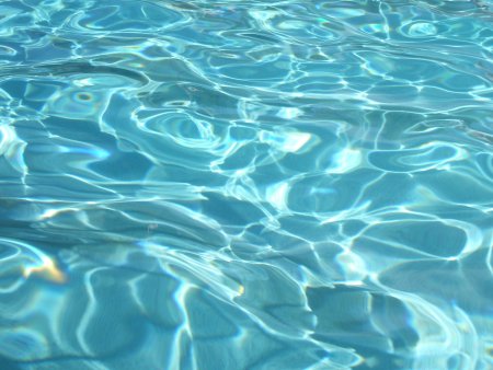 Вода в бассейне