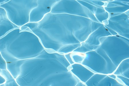 Блики воды в бассейне